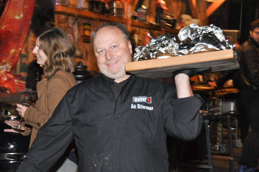 American BBQ mit Jamie Purviance und Adi Bittermann - weber american bbq 32 - 46 Adi Bittermann serviert Rippchen