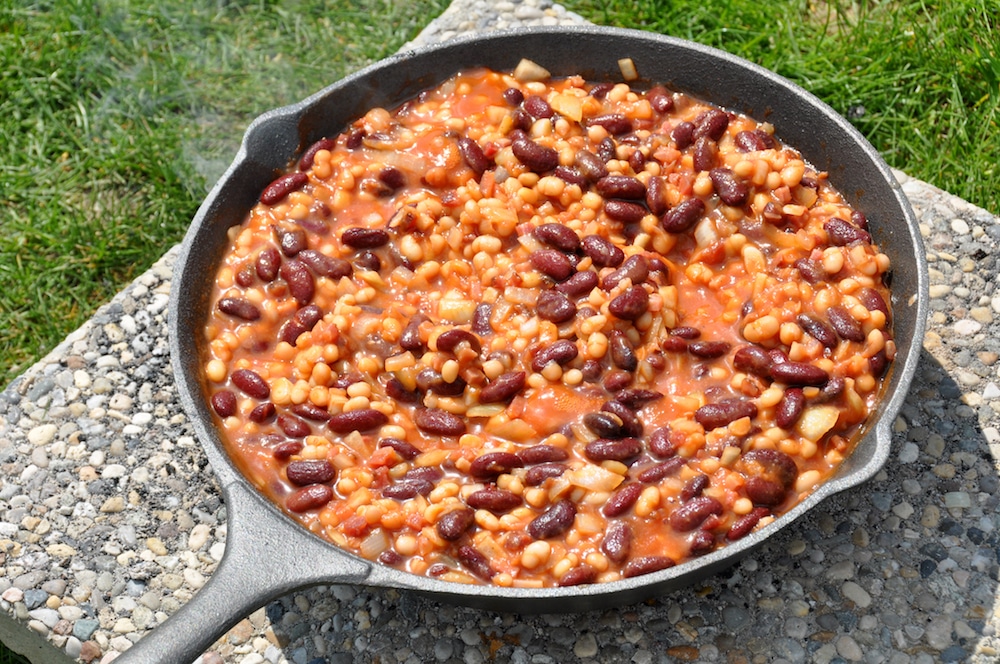Der ultimative Dutch Oven Guide – Infos, Tipps & Kaufberatung - baked beans dutch oven 3 - 27 baked beans im Dutch oven
