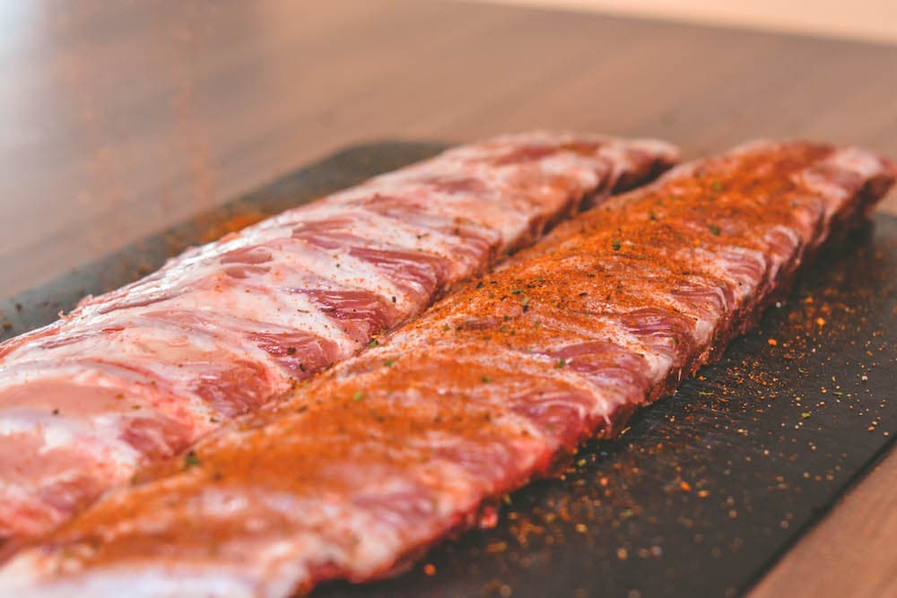 Perfekte Spareribs am Kugelgrill geräuchert - spareribs marinieren 02 - 7 Spareribs richtig marinieren - Schritt 4