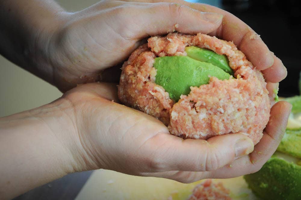 Avocado Ei im Speckmantel vom Smoker - avocado ei im speckmantel 4 - 22 Gefüllte Avocado mit Faschiertem ummanteln