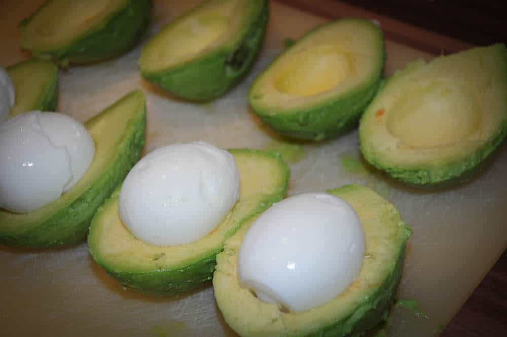 Avocado Ei im Speckmantel vom Smoker - avocado ei im speckmantel 6 - 17 Das weiche Ei vorsichtig in die Avocado geben