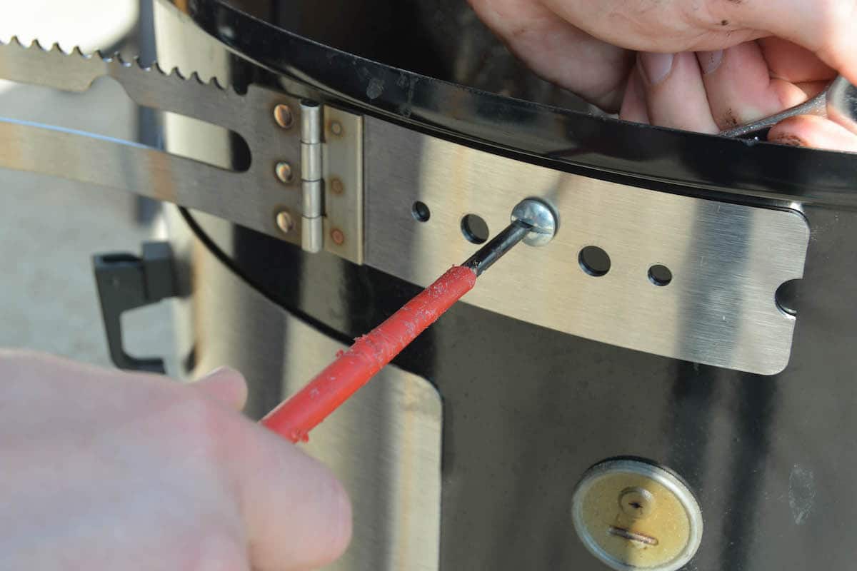 Weber Smokey Mountain Tuning - 12 Tipps wie du deinen Wassersmoker noch besser machst - wsm unkownbbq the hanger 01 - 7 Weber Smokey Mountain Tuning - 12 Tipps wie du deinen Wassersmoker noch besser machst - wsm unkownbbq the hanger 01 - 6