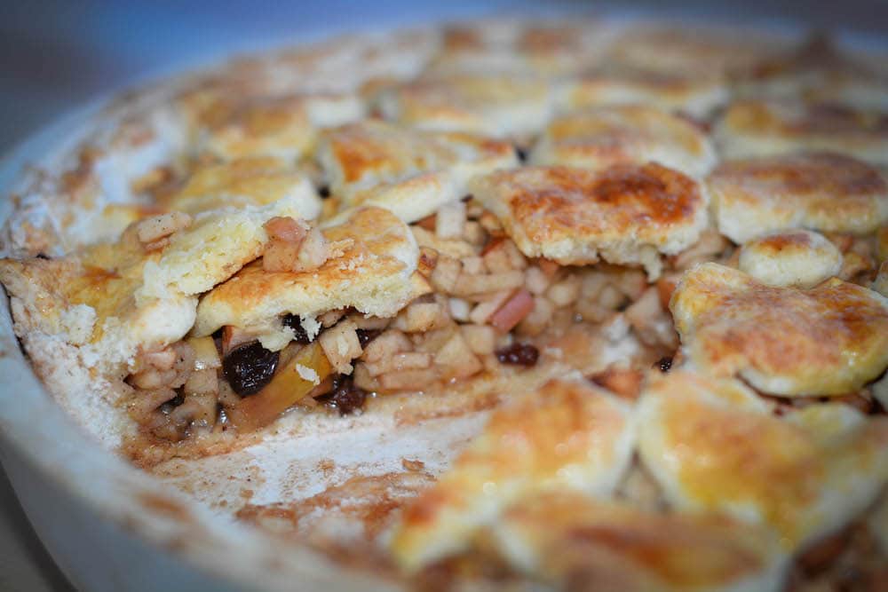 Warmer Apfelkuchen aus dem Big Green Egg - apple pie big green egg 6 - 13 gedeckter Apfelkuchen angeschnitten