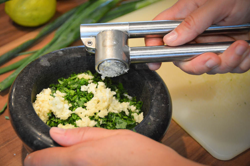 Chimichurri - Original Rezept der argentinischen Kräutersauce - chimichurri 5 - 9 Knoblauchpresse für Chimichurri Zubereitung