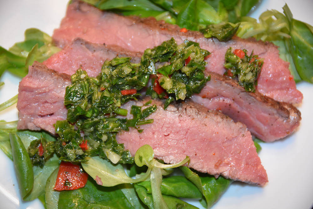 Entrecôte in der Salzkruste vom French Charolais - chimichurri - 11 Steak geschnitten mit Chimichurri