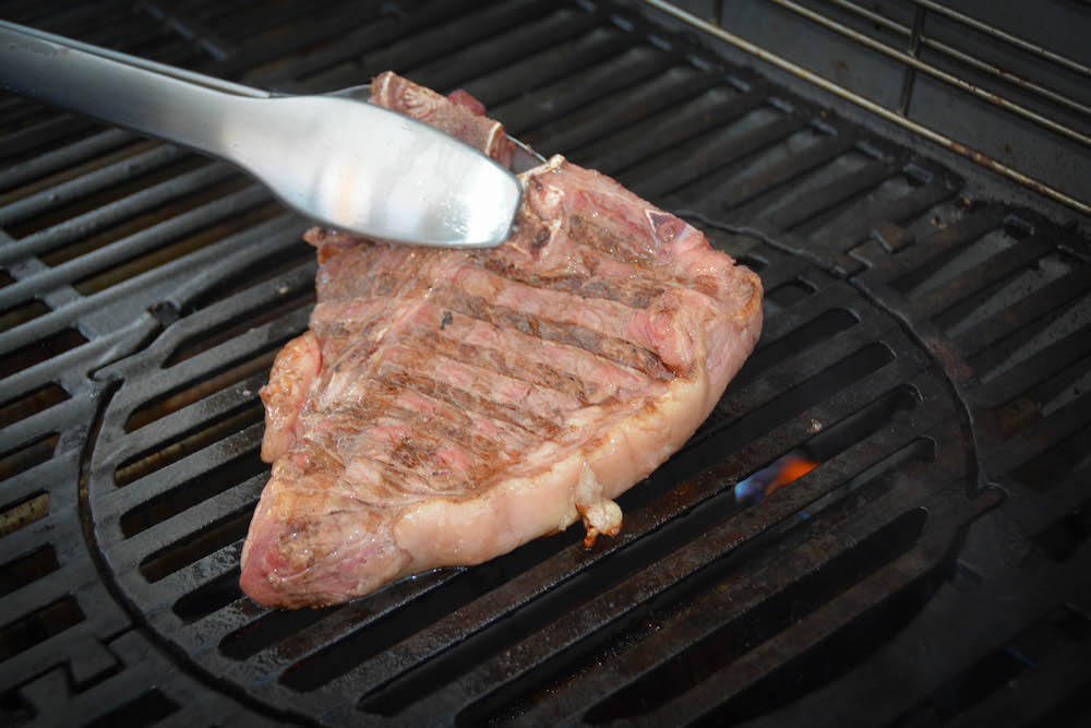 Top 15 Grill-Mythen – Wir klären halbgares Grillwissen auf - steak1 - 8 T Bone Steak am Grillrost