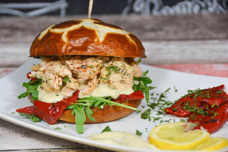 Die besten Tipps für den perfekten Burger - pulledlachs burger - 45 pulled lachs burger am teller angerichtet