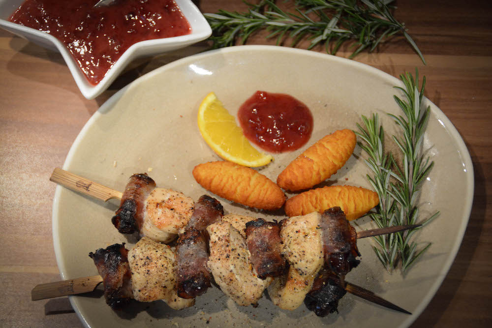 Fruchtige Hühnerspieße mit Datteln vom Grill