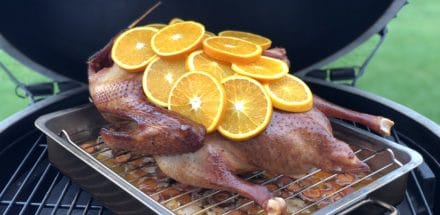 Martinigans mit frischen Orangenscheiben am Big Green Egg