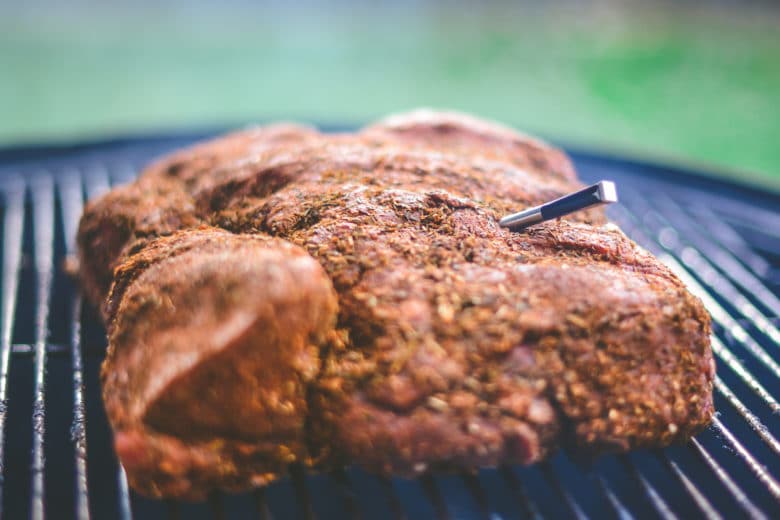 Der große Grillthermometer Ratgeber – Tests, Empfehlungen & Kaufberatung - meater plus 08 - 9 Das MEATER+ Fleisch- und Grillthermometer misst mit einem Fühler sowohl die Kerntemperatur des Fleischstückes, als auch die Umgebungstemperatur im Garraum