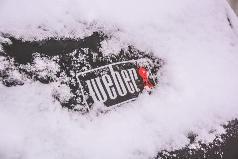 Unsere große Grillzubehör Kaufberatung - weber wintergrillen - 2 Damit der Grill auch im Winter gut geschützt ist! - Die Abdeckhaube als Grillzubehör