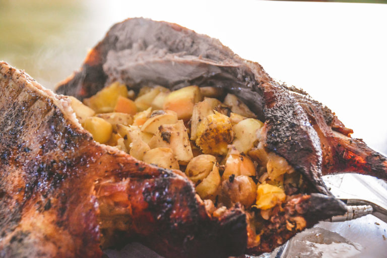 Gefüllte Weihnachtsgans vom Gasgrill - weihnachtsgans gasgrill 14 - 24 Aufgeschnittene Weihnachtsgans mit Apfel-Orangen-Maroni-Füllung