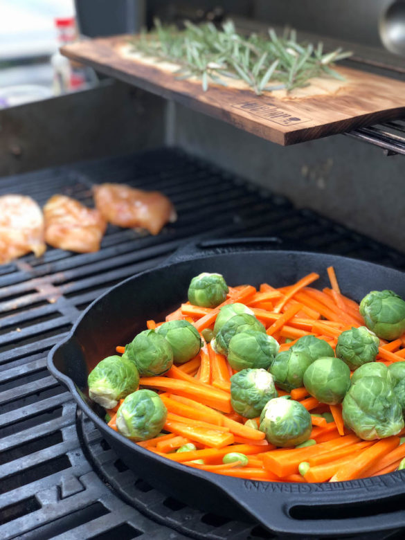 Farbenfrohe Teriyaki Chicken Bowl - teriyaki chicken bowl 2 - 3 Teriyaki Chicken Bowl - Gemüse in der Petromax Dutch Oven Pfanne