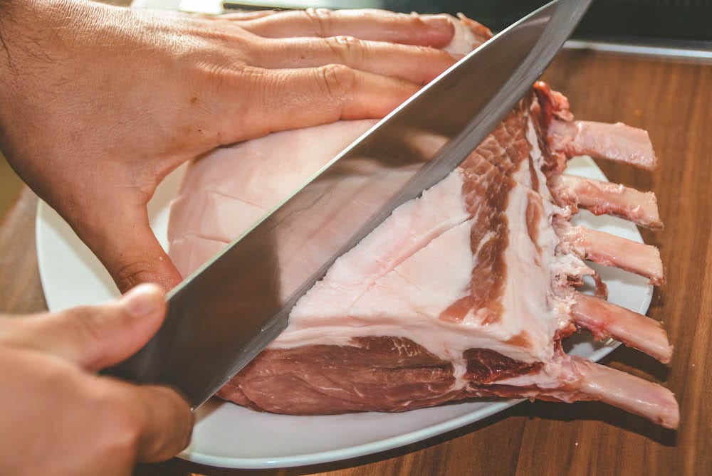 Mangalitza Racks im Kräutermantel vom Keramikgrill - mangalica racks 007 - 10 Karomuster einschneiden im Mangalica Rack