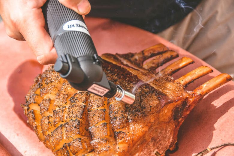 Mangalitza Racks im Kräutermantel vom Keramikgrill - mangalica racks 016 - 5 Mit dem Flammbierbrenner zum perfekten Ergebnis