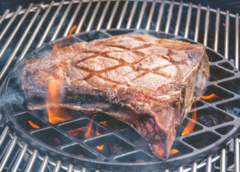 Dry-Aged Cowboy Steak vom Blonde d'Aquitaine mit Rosmarinkartoffeln - cowboysteak 01 - 9 Fleisch richtig auftauen Dry Aged Steak - Leckere Zubereitung nach dem Auftauen