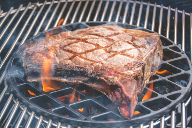 Dry-Aged Cowboy Steak vom Blonde d'Aquitaine mit Rosmarinkartoffeln - cowboysteak 01 - 10 Fleisch richtig auftauen Dry Aged Steak - Leckere Zubereitung nach dem Auftauen