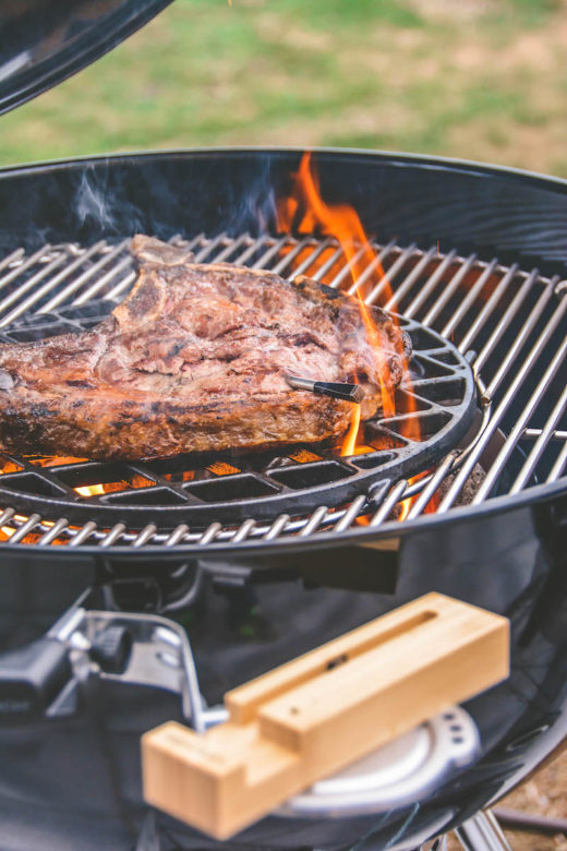 Der große Grillthermometer Ratgeber – Tests, Empfehlungen & Kaufberatung - cowboysteak 03 - 15 Dry-Aged Cowboy Steak von der Flamme geküsst