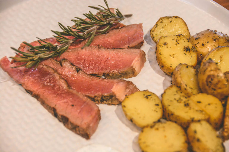 Dry-Aged Cowboy Steak vom Blonde d'Aquitaine mit Rosmarinkartoffeln - cowboysteak 05 - 11 Cowboysteak