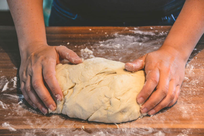 Top Infos zum Brot backen für Anfänger - kartoffel buns 006 - 5 Teig mit der Hand kneten