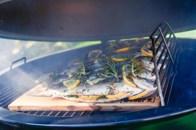 Gegrillte Regenbogenforelle von der Holzplanke - lachsforelle grillen 18 - 24 Gegrillte Regenbogenforelle von der Holzplanke - lachsforelle grillen 18 - 23