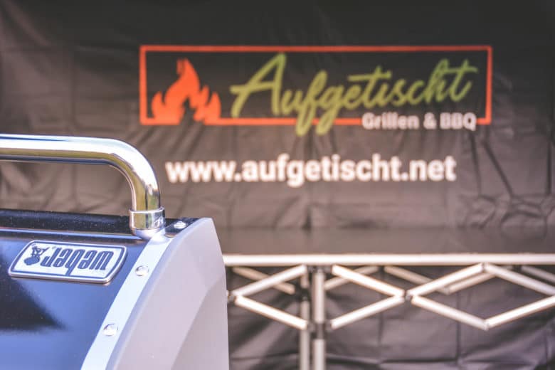Das perfekte Faltzelt für Bewerbe, Grillkurse und Caterings - grillpavillon grillzelt 16 - 6 Bedruckte Seitenwand mit dem Aufgetischt - Grillen & BBQ Logo