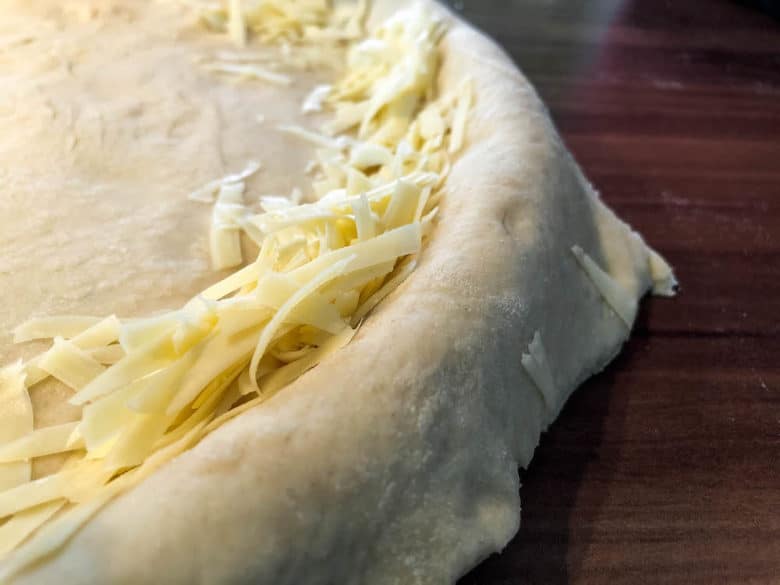 Die perfekte Pizza vom Grill – Ratgeber, Tipps & wertvolle Ideen - pizza monolith icon 12 - 17 Käserand vorbereiten für die Pan Pizza