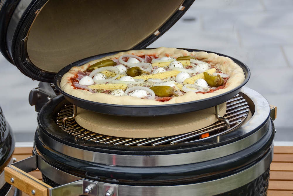 Monolith Icon - der neue Keramikgrill im Test - pizza monolith icon 17 - 9 Pan Pizza mit Käserand aus dem Monolith Icon