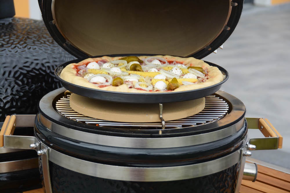 Amerikanische Pan Pizza mit Käserand - pizza monolith icon 18 - 3 Pan Pizza am Monolith zubereitet