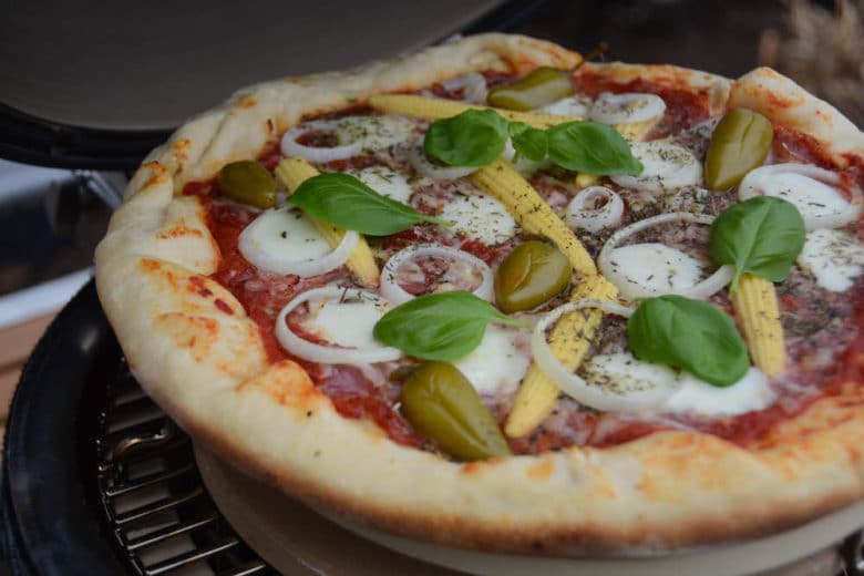 Die perfekte Pizza vom Grill – Ratgeber, Tipps & wertvolle Ideen - pizza monolith icon 25 - 2 Pan Pizza mit Käserand aus dem Monolith Icon