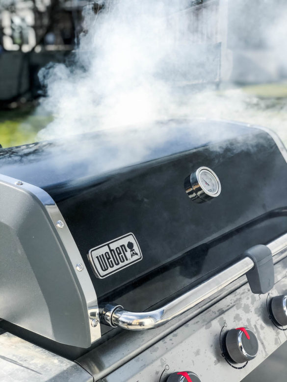 Pulled Pork – Alles was du darüber wissen solltest - weber genesis mit räuchereinheit - 12 Beim Räuchern am Weber Genesis II Gasgrill