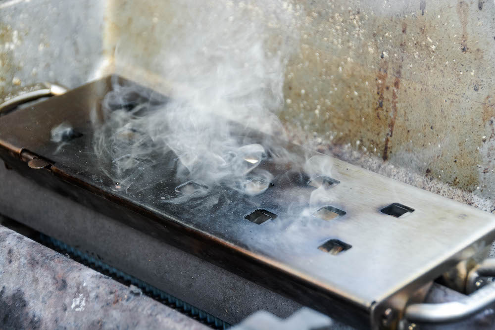 Räuchern ganz einfach - Räuchermethoden am Grill - weber - 24 Räuchern im Weber Genesis II Gasgrill mit der passenden Räucherbox