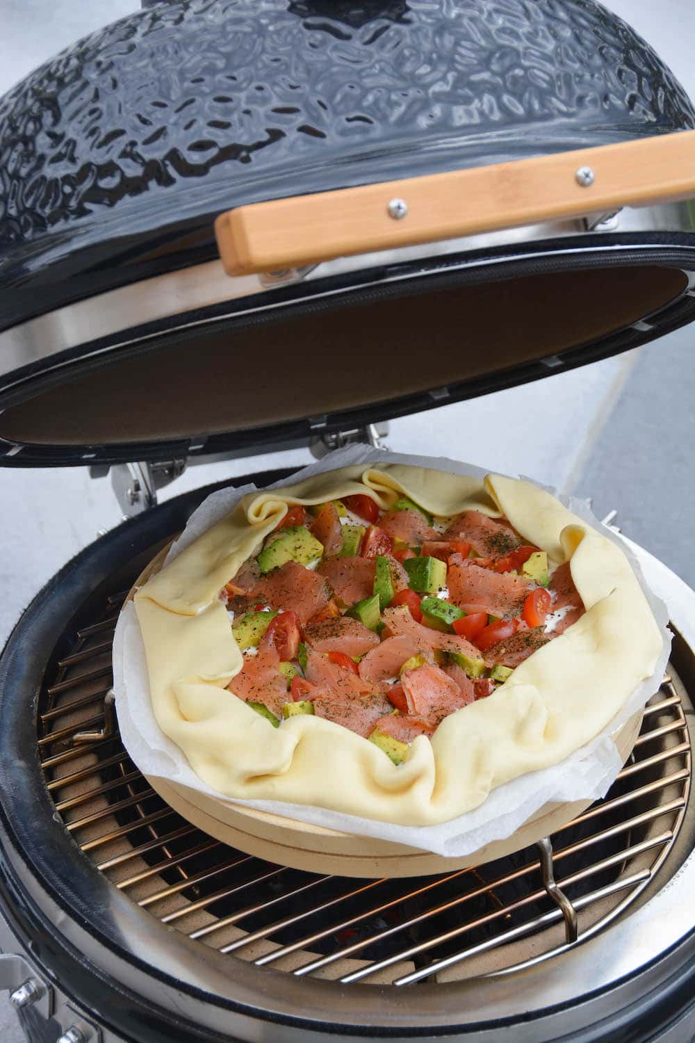 Lachs Tarte vom Grill - lachs tarte vom grill 06 - 4 Lachs Tarte vom Grill - am Monolith Icon gebacken
