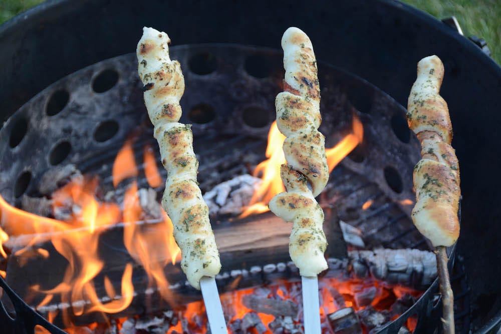 Freude am Brot backen - Tipps fürs perfekte Brot - stockbrot vom lagerfeuer 04 - 7 Stockbrot vom Lagerfeuer