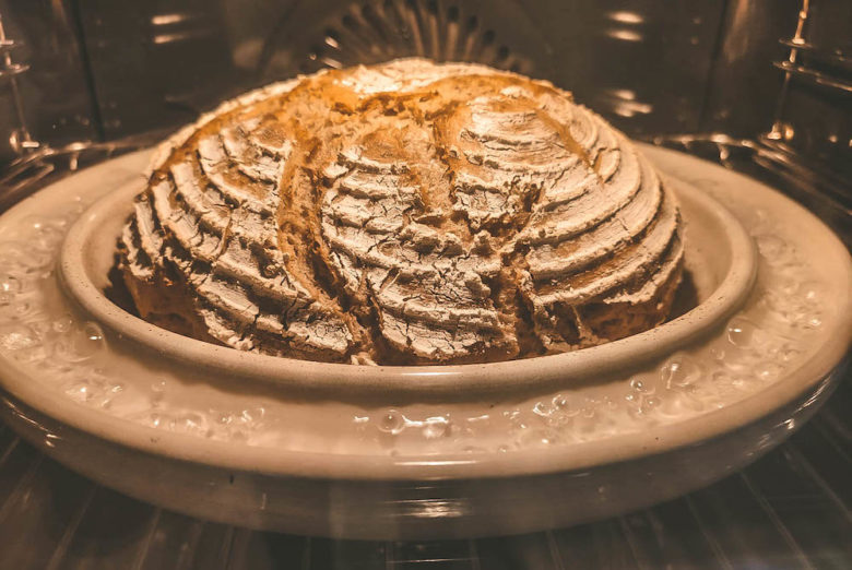 Top Infos zum Brot backen für Anfänger - brot backen 01 - 15 Brot backen in der Keramikform mit Wasserrinne