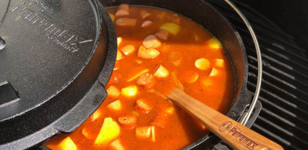 Kartoffelgulasch bzw. Erdäpfelgulasch aus dem Dutch Oven