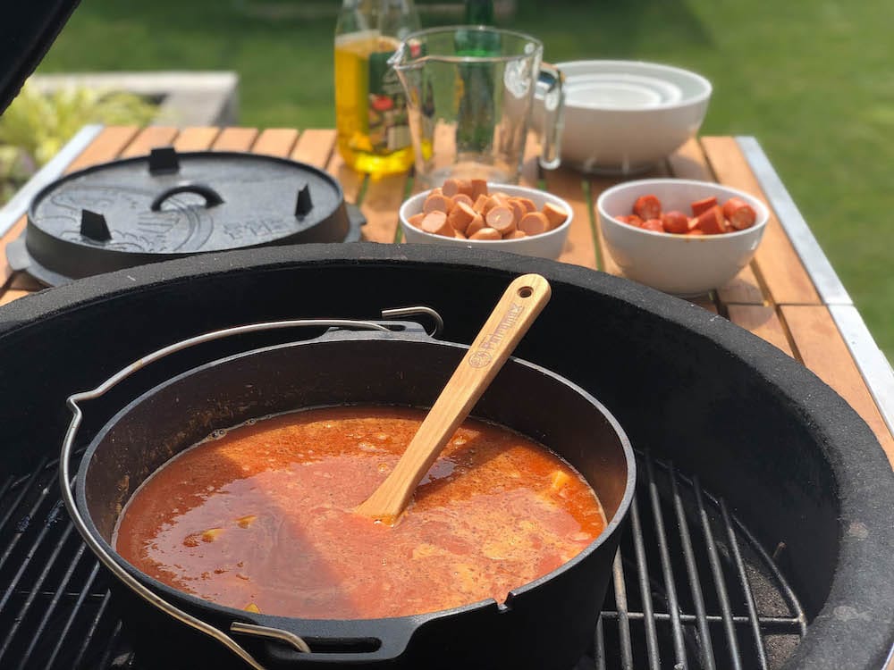 Kartoffelgulasch aus dem Dutch Oven - kartoffelgulasch dutch oven 09 - 5 Leckeres Erdäpfelgulasch / Kartoffelgulasch im Dutch Oven
