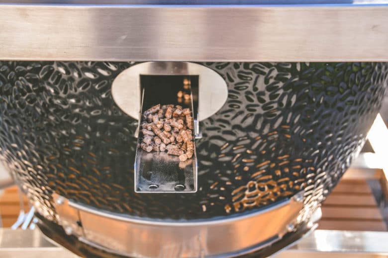 Monolith LeChef - der Keramikgrill Testbericht - monolith lechef keramikgrill 07 - 10 Die Pellets zum Smoken einfach mit der Räucherschiene in den Monolith LeChef Keramikgrill zugeben.
