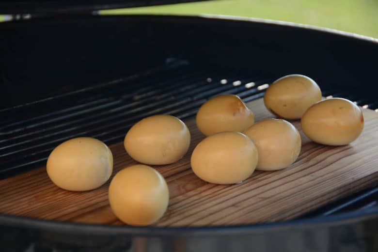 Plank Grilling – Grillen mit dem Räucherbrett - smoked eggs vom grill 10 - 4