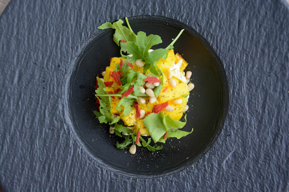 Erfrischendes Avocado Mango Mozzarella Tartar - Avocado Mango Mozzarella Tartare 01 - 2 Avocado Mango Mozzarella Tartar frisch serviert