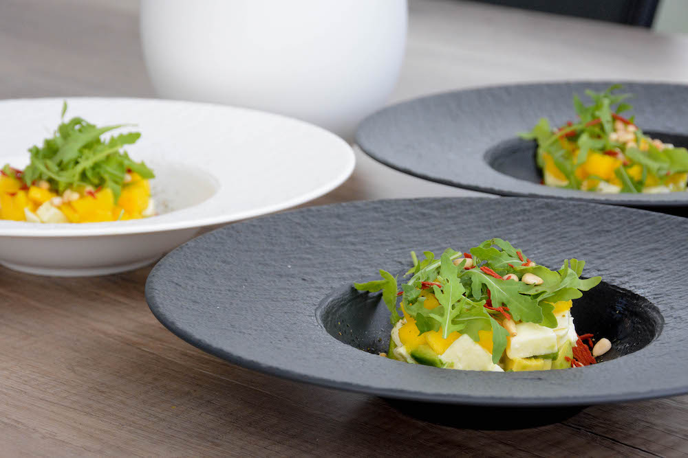 Avocado Ei im Speckmantel vom Smoker - Avocado Mango Mozzarella Tartare 02 - 11 Avocado Mango Mozzarella Tartare serviert