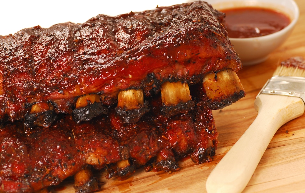 Der ultimative Ribs Guide - Alles was du über Rippchen wissen musst - beef ribs guide - 5 Ribs mit einem Finishing glasiert, fertig zum Servieren