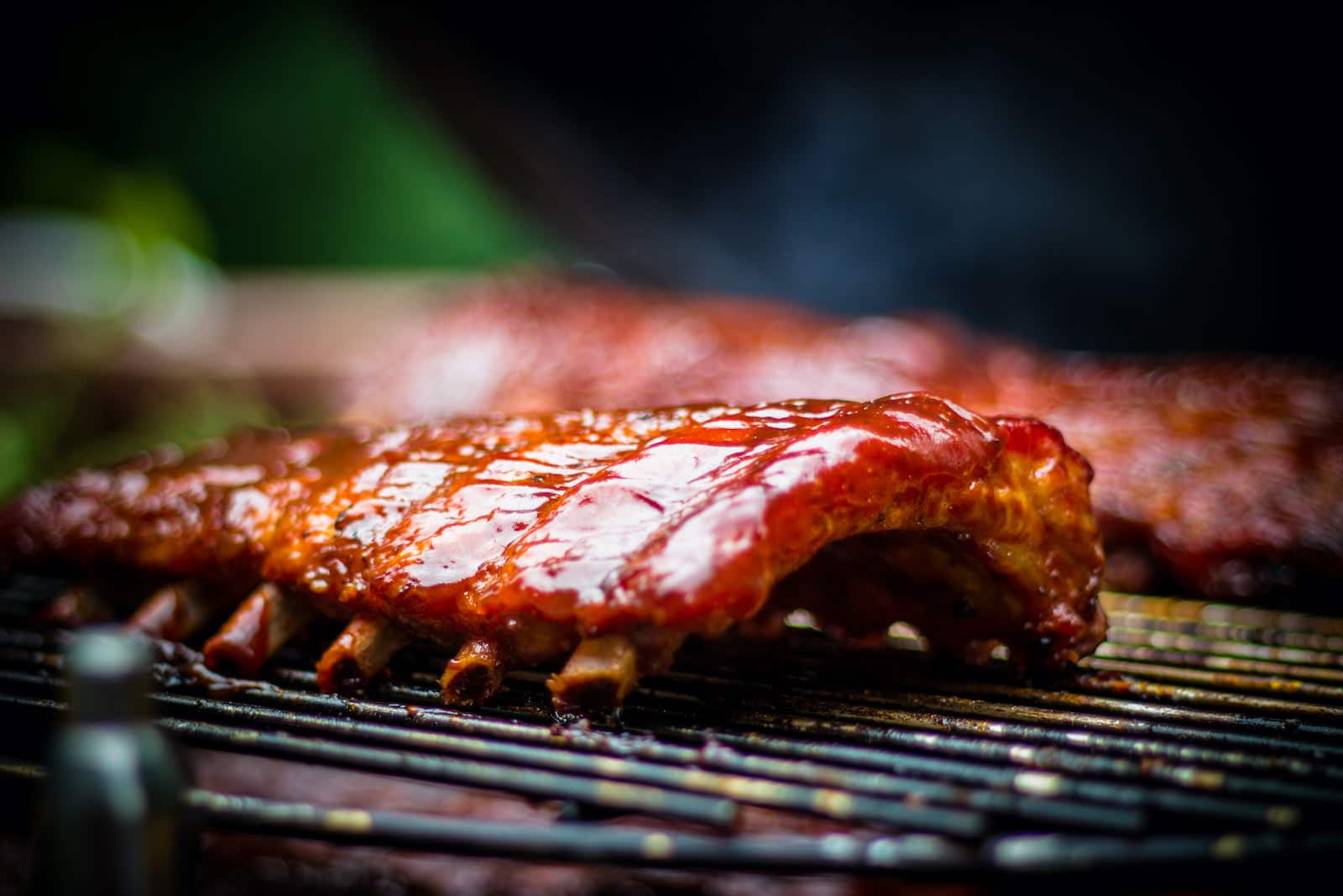 Der ultimative Ribs Guide - Alles was du über Rippchen wissen musst - pork spareribs barbecue - 2 Ribs / Ripperl direkt am Grillrost