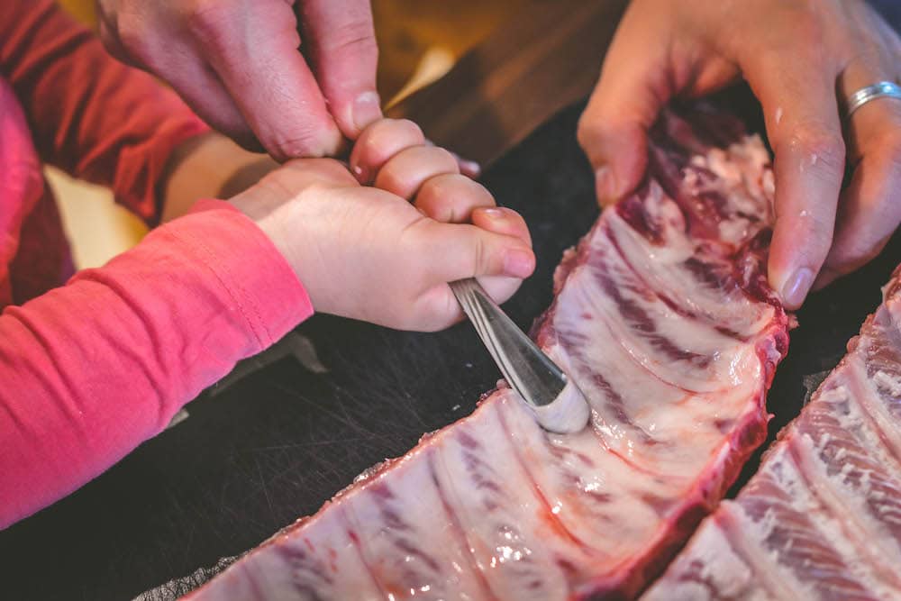 Der ultimative Ribs Guide - Alles was du über Rippchen wissen musst - ribs vom grill guide 01 - 12 Silberhaut entfernen vor dem Marinieren der Ribs / Ripperl