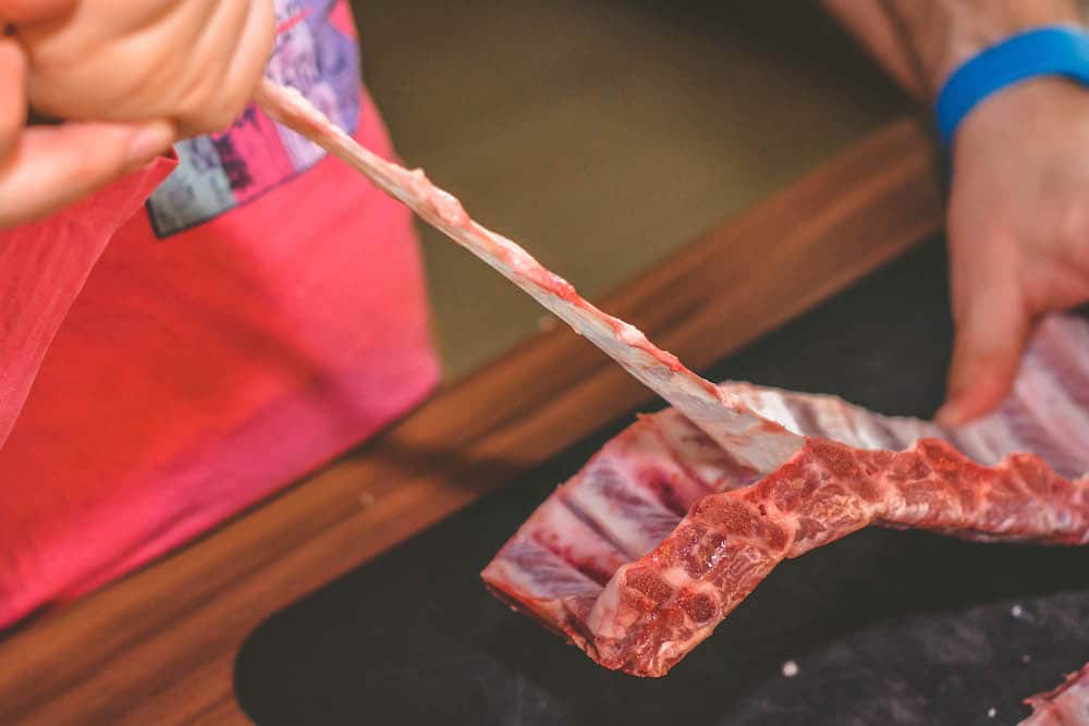 Der ultimative Ribs Guide - Alles was du über Rippchen wissen musst - ribs vom grill guide 02 - 13 Das Abziehen der Silberhaut von den Ribs / Ripperl