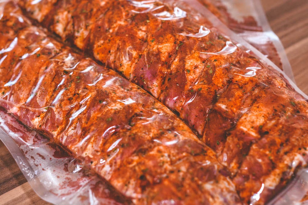 Der ultimative Ribs Guide - Alles was du über Rippchen wissen musst - ribs vom grill guide 09 - 10 Marinierte Ribs, frisch vakuumiert, bereit für den Grill