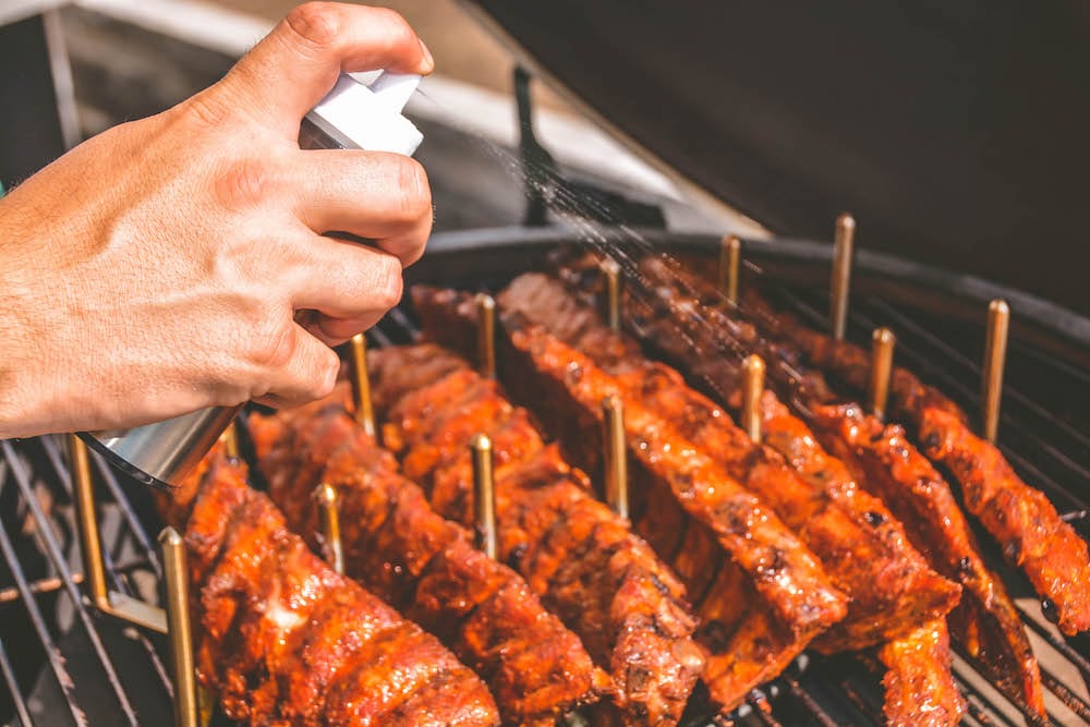 Der ultimative Ribs Guide - Alles was du über Rippchen wissen musst - ribs vom grill guide 12 - 28 Mit der Sprühflasche bzw. einem Zerstäuber die Ribs / Ripperl zusätzlich marinieren