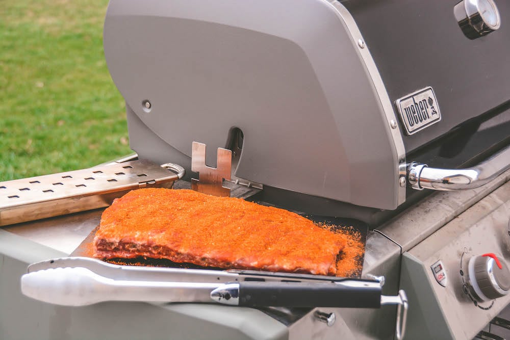 Der ultimative Ribs Guide - Alles was du über Rippchen wissen musst - ribs vom grill guide 26 - 17 Ribs / Ripperl im Gasgrill zubereiten mit der Räucherbox