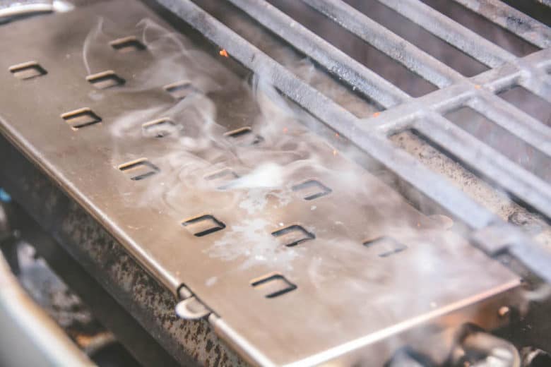 Der ultimative Ribs Guide - Alles was du über Rippchen wissen musst - ribs vom grill guide 27 - 18 Mit der Räucherbox arbeiten für leckere Ribs / Ripperl im Gasgrill