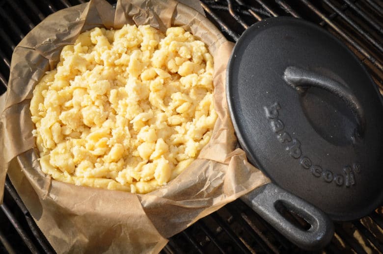 Der ultimative Dutch Oven Guide – Infos, Tipps & Kaufberatung - apfelkuchen dutch oven6 - 10 Apfelkuchen aus dem Feuertopf